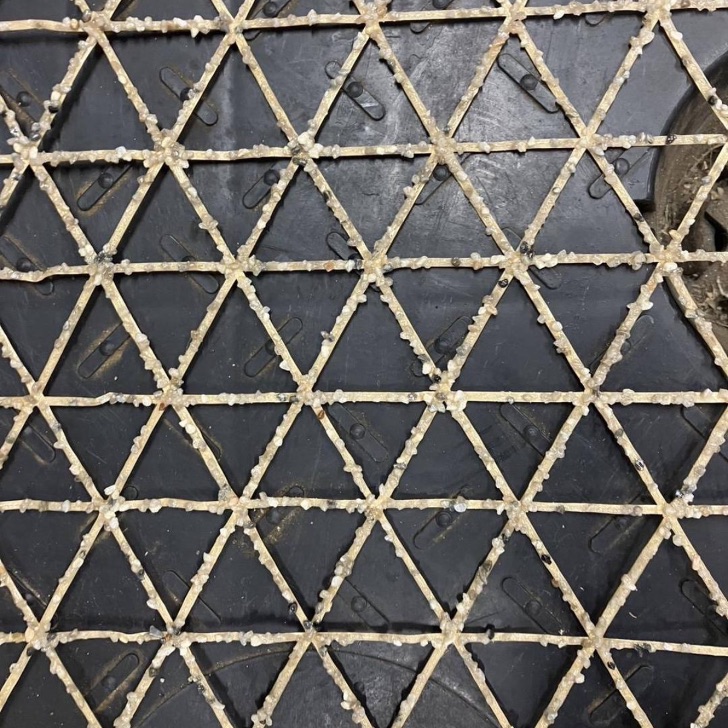 擁壁の表面に貼り付けて強度を大幅に高める、軽量かつ高強度なアラミドメッシュシートの近影