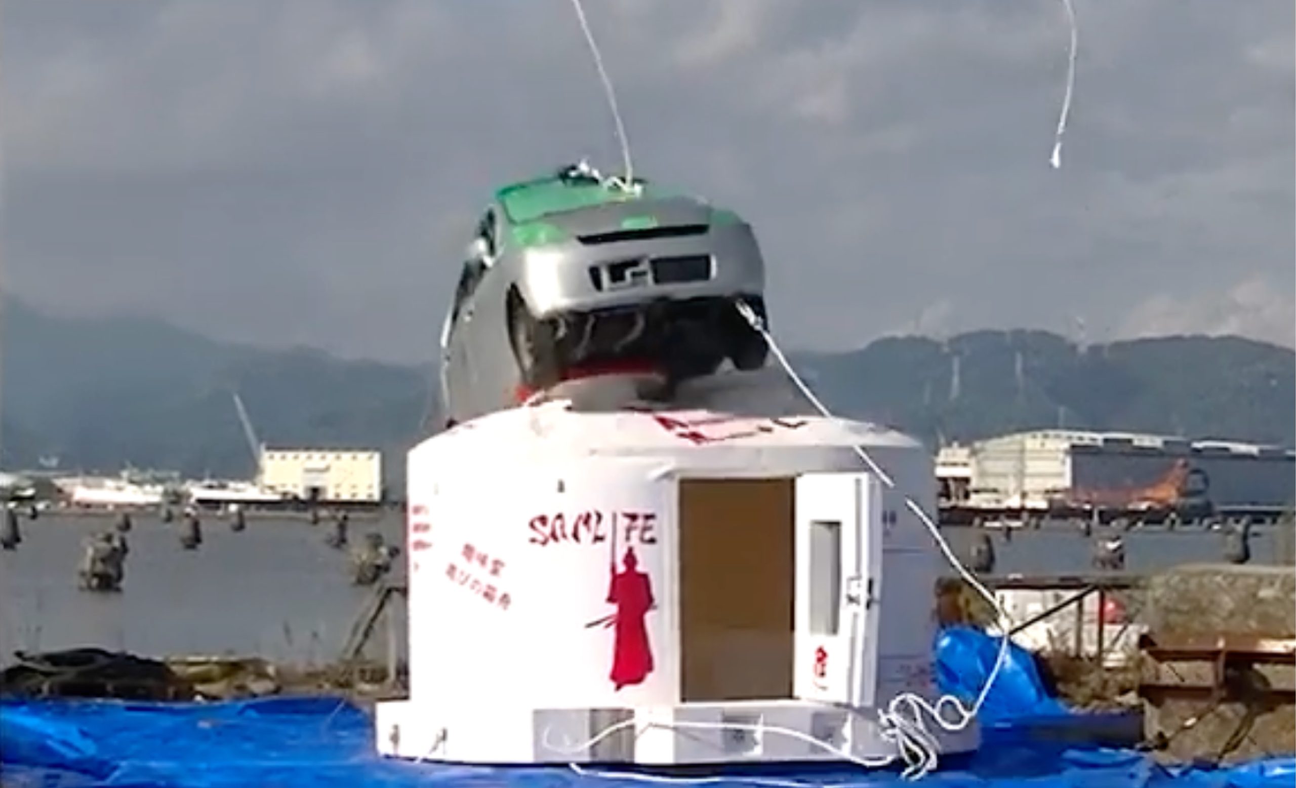 ポリウレアを塗布した津波シェルター「SAM LIFE」への車両落下衝撃実験。圧倒的な耐衝撃性能の証明。