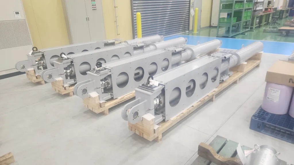 三和テッキ工場におけるオイルダンパー$\alpha$Fの出荷前製品検査。高品質な国内製造管理体制。