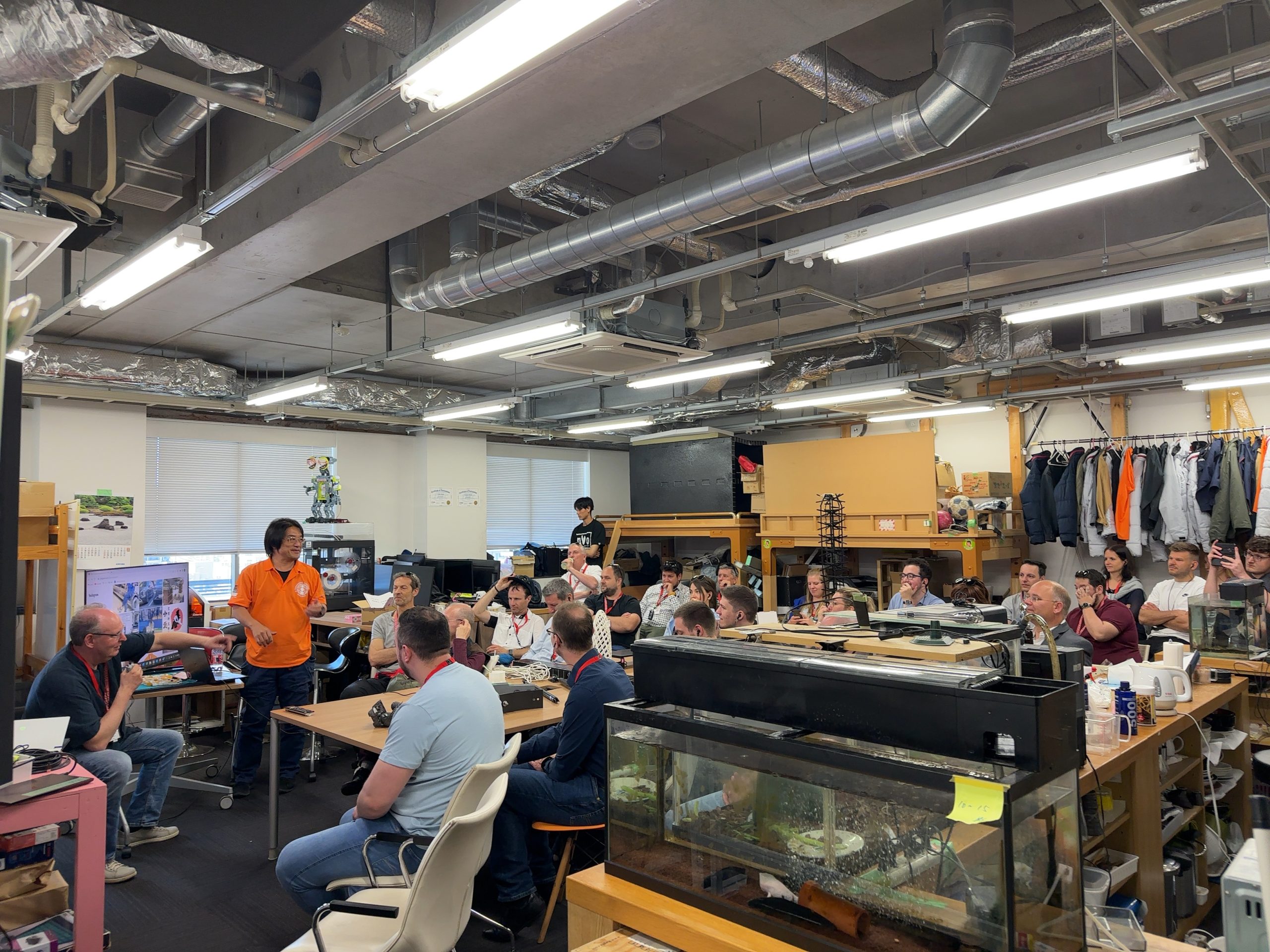 研究室を訪れたオーストリア大使館関係者に対し、制振理論とオイルダンパー技術を解説する高橋治教授。