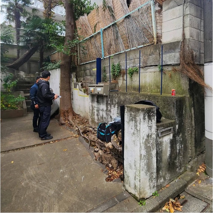 高橋治教授監修チームの国家資格者による、老朽化擁壁の現地調査および診断風景