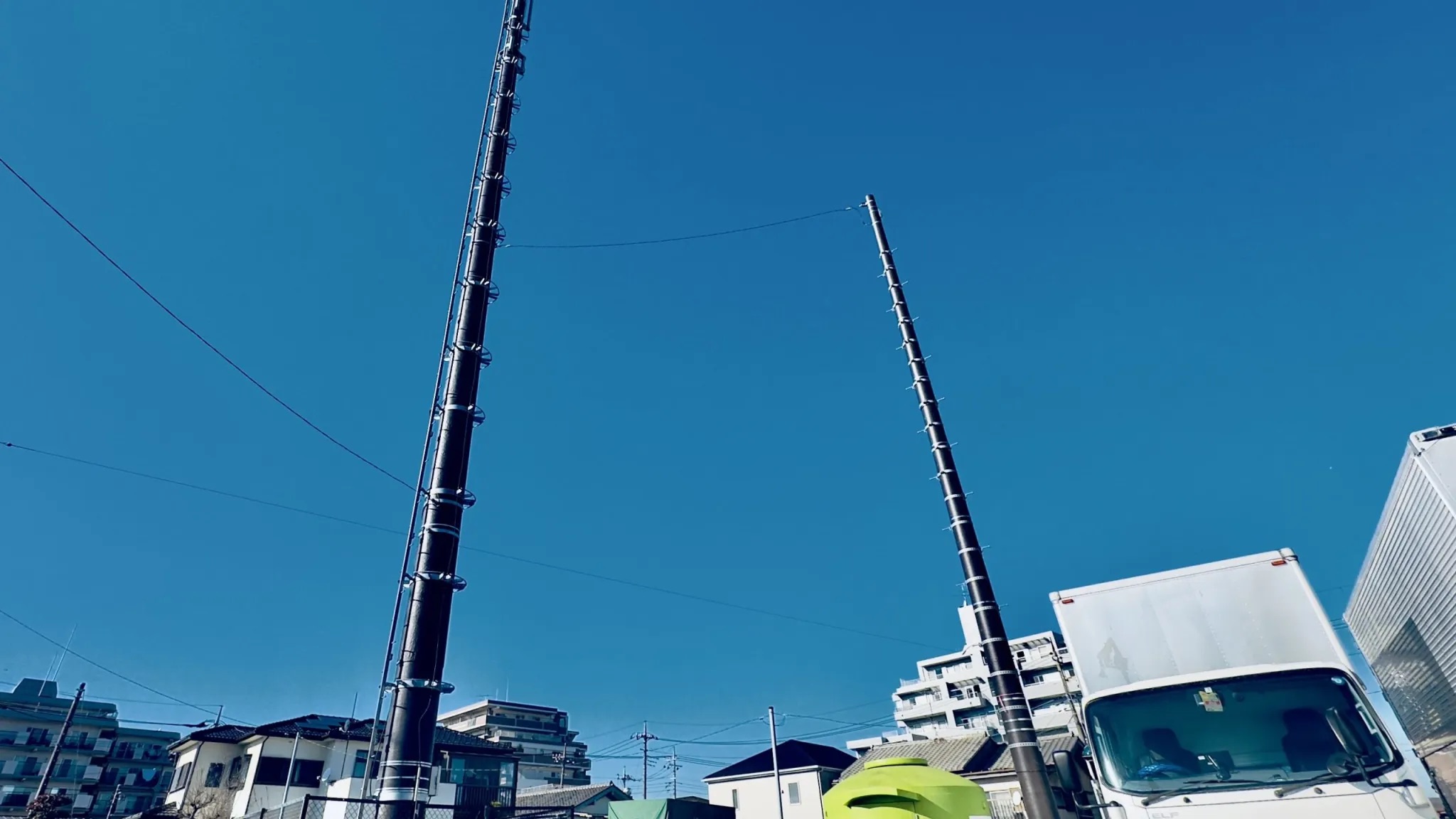 CFRPタワーの現地設置状況を示す画像。高橋治教授の建築構造・新材料技術に関する代表実績を紹介するための写真
