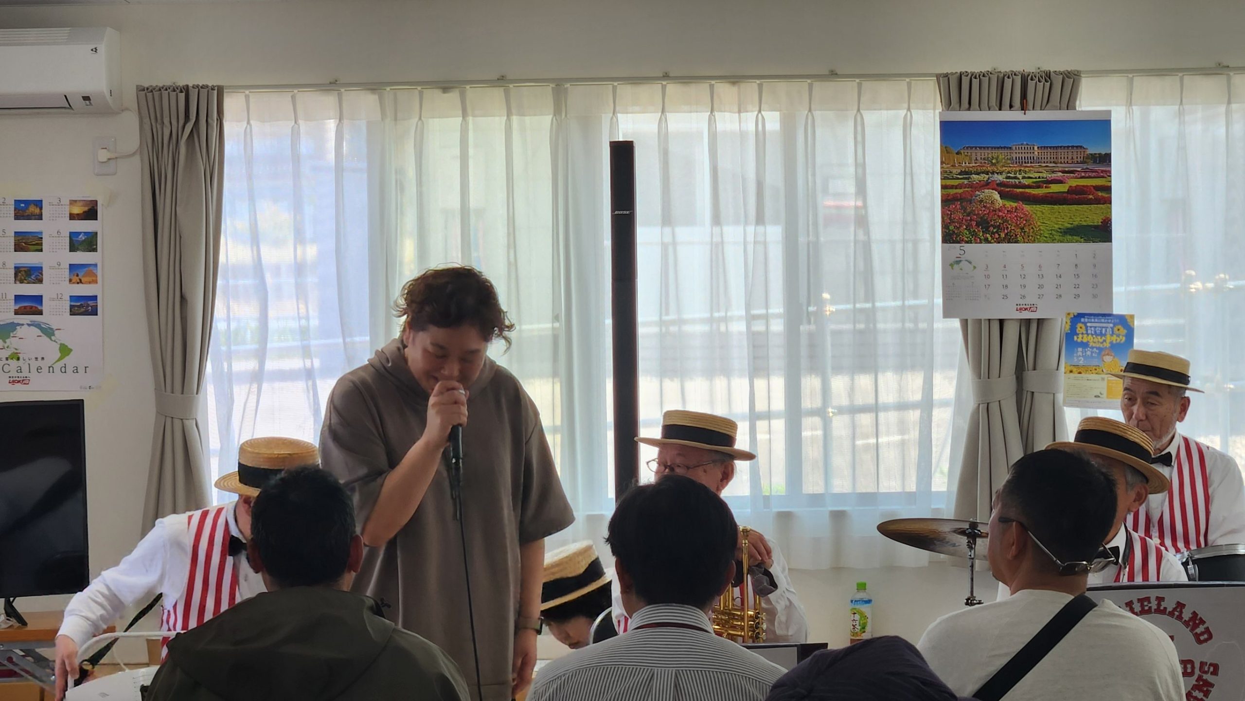 能登半島でのひまわりプロジェクトにて、現地関係者と交流する東京理科大学の高橋治教授。